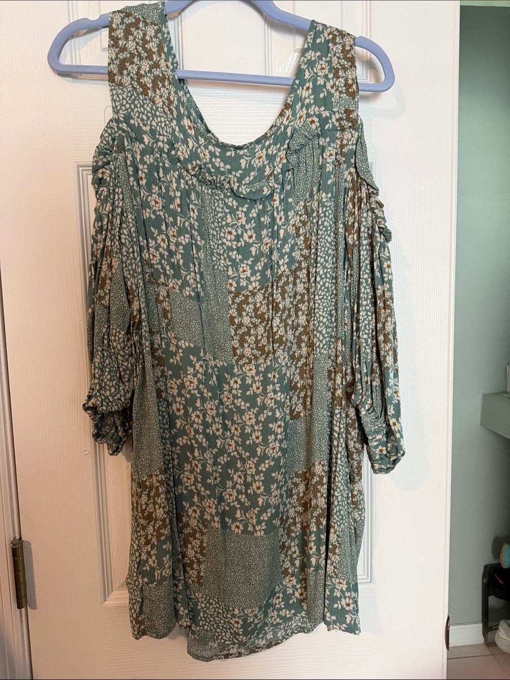 Weekend by Suzanne Betro Green Floral Cold-Shoulder Top